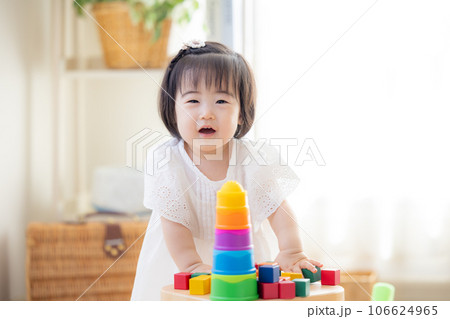 ファミリー 積み木で遊ぶ女の子 ファミリー 積み木で遊ぶ女の子 106624965