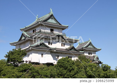快晴の青空をバックにした和歌山城の天守閣 快晴の青空をバックにした和歌山城の天守閣 106625099