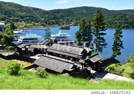 箱根町　箱根関所の展望広場から見下ろした箱根関所全景 106625142