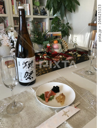 妻の手作り家庭料理、御節料理、おせち、お正月、家庭団欒、帰省、日本での伝統、幸せ家族 妻の手作り家庭料理、御節料理、おせち、お正月、家庭団欒、帰省、日本での伝統、幸せ家族 106625153