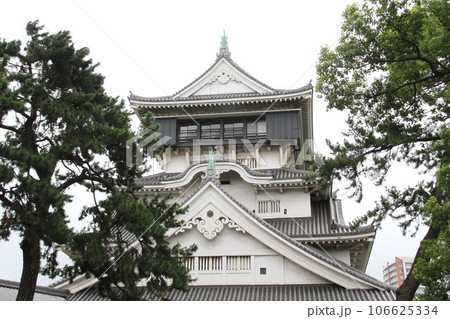 木々の間から見える小倉城天守閣 木々の間から見える小倉城天守閣 106625334