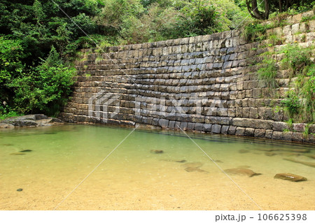 滋賀県　近江湖南アルプスのオランダ堰堤の石組み 106625398