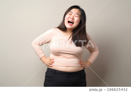 お腹のぜい肉に落ち込む女性　AI生成 106625432