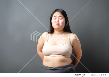 お腹のぜい肉に落ち込む女性　AI生成 106625433