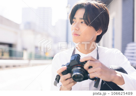 カメラと男性 106625489