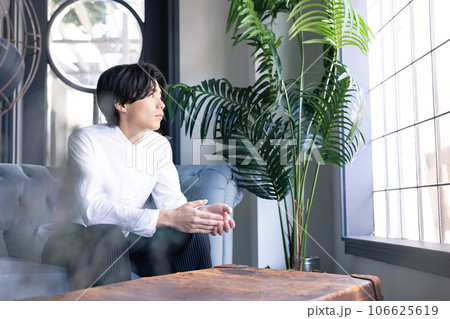 ソファに座る男性 106625619