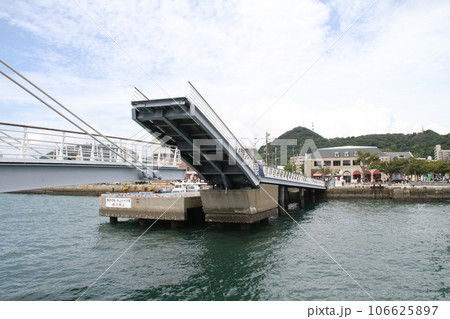 関門海峡にかかるアーチ型の橋 関門海峡にかかるアーチ型の橋 106625897