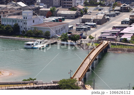 高島と唐津を結ぶフェリーの宝当桟橋と城内橋、バスターミナル 106626112