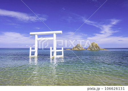 二見ヶ浦の透明感あふれる美しい海と白い鳥居と夫婦岩（福岡県糸島市） 106626131