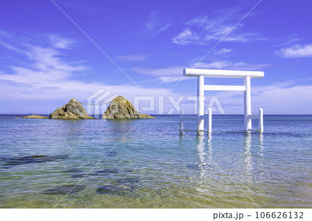 二見ヶ浦の透明感あふれる美しい海と白い鳥居と夫婦岩（福岡県糸島市） 106626132