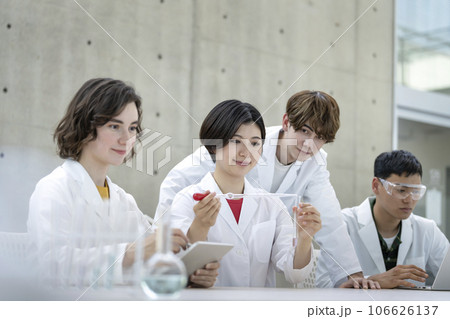 実験をする若い男女の研究チーム 106626137
