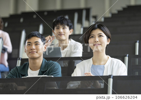 授業を受ける大学生 授業を受ける大学生 106626204