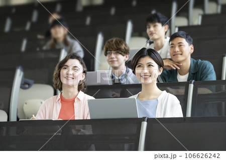 授業を受ける大学生 106626242