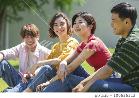 キャンパスライフ・留学・国際交流イメージ　笑顔の学生たち 106626312