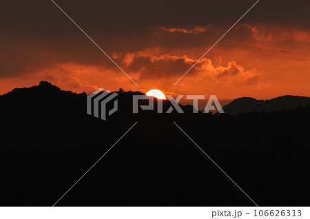 朝焼けの空と山 106626313