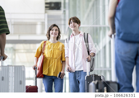 スーツケースを持った若い外国人の男女　旅行　インバウンド　イメージ 106626331