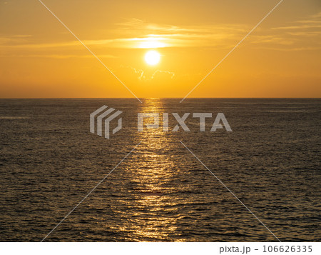 夕焼け空と穏やかな海(太平洋)。夏(8月)の高知県室戸市内の海岸より。 106626335