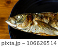 青い皿に乗った鯵の塩焼きのクローズアップ 106626514