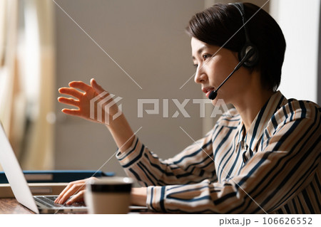 ビジネス　女性　ヘッドセット　リモート 106626552