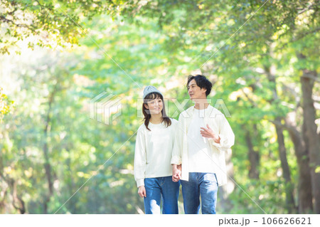手を繋いで歩くカップル 手を繋いで歩くカップル 106626621