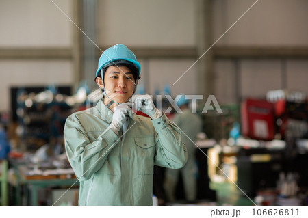 工場で仕事をする作業員 106626811