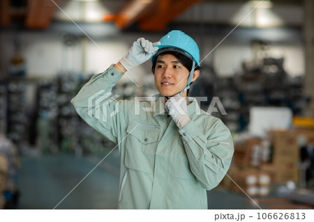 工場で仕事をする作業員 106626813