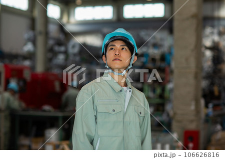 作業着の若い男性　工場 106626816