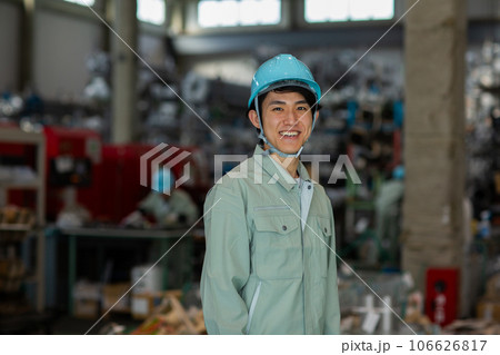 作業着の若い男性　工場 106626817