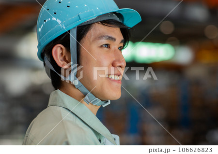 作業着の若い男性　工場 106626823