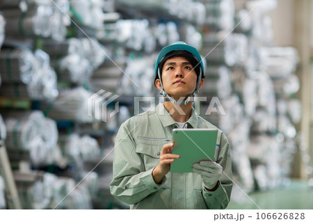倉庫で在庫を確認する作業員 倉庫で在庫を確認する作業員 106626828