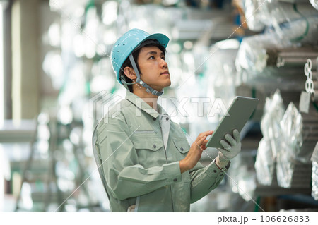 倉庫で在庫を確認する作業員 106626833