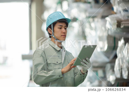 倉庫で在庫を確認する作業員 106626834