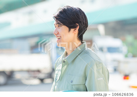作業着の若い男性　屋外 106626836