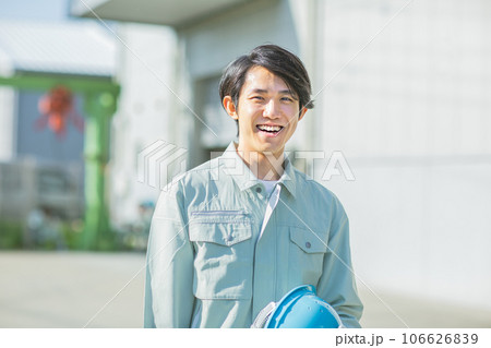 作業着の若い男性 屋外 作業着の若い男性 屋外 106626839