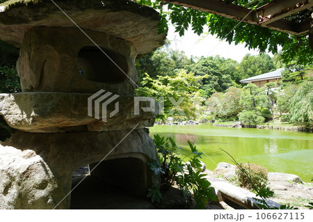成田山公園内にある大きな灯籠 成田山公園内にある大きな灯籠 106627115