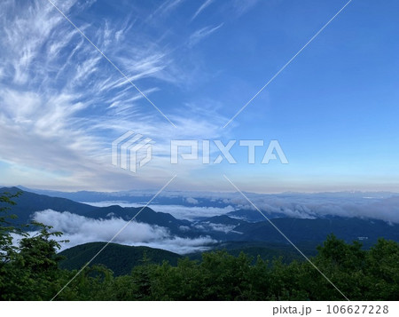 早朝の巻雲と山々 106627228