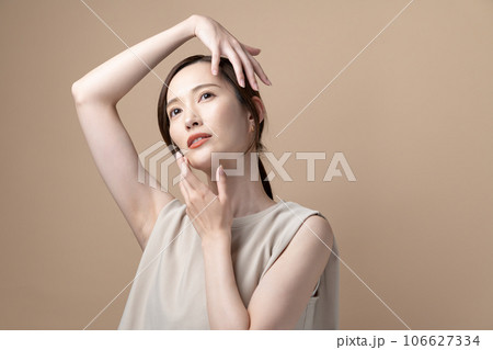 ビューティー　女性　ベージュ 106627334