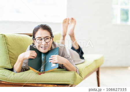 読書をするシニア女性 106627335