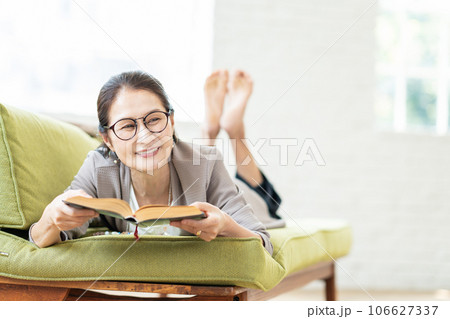 読書をするシニア女性 読書をするシニア女性 106627337
