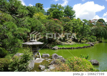 成田山公園内の池の風景 106627399