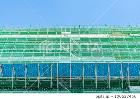 足場が組まれた高層ビルの建設現場（建築現場イメージ） 106627456