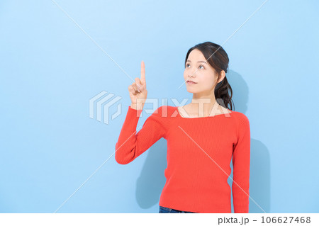 赤い服を着た女性のポートレート 赤い服を着た女性のポートレート 106627468