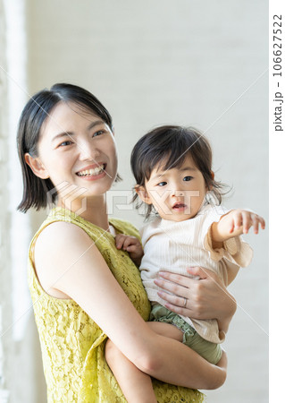 赤ちゃんを抱く母親 赤ちゃんを抱く母親 106627522