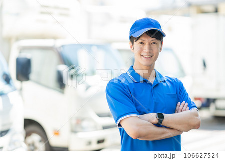 配送するスタッフ　ドライバー　ビジネスマン 106627524