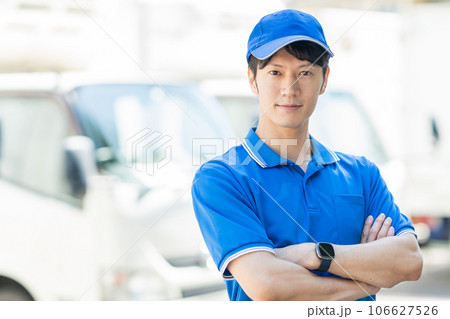 配送するスタッフ　ドライバー　ビジネスマン 106627526