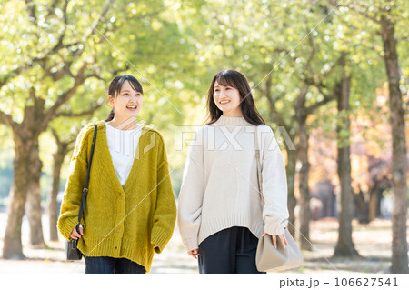 笑顔で寄り添う女性2人 106627541