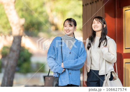 旅行を楽しむ女性 旅行を楽しむ女性 106627574