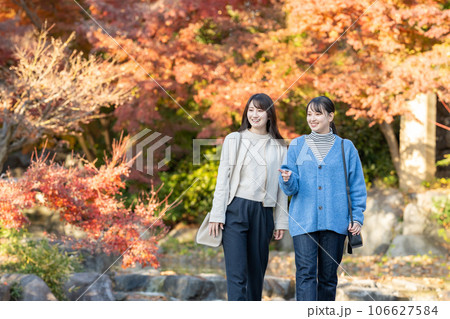 紅葉を楽しむ女性 106627584