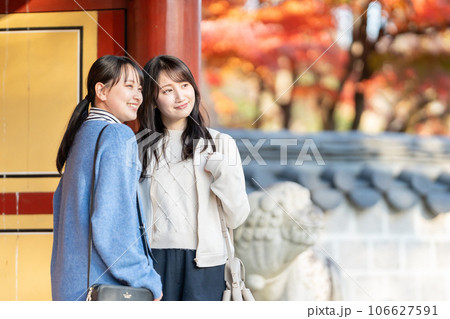 観光を楽しむ女性2人 観光を楽しむ女性2人 106627591