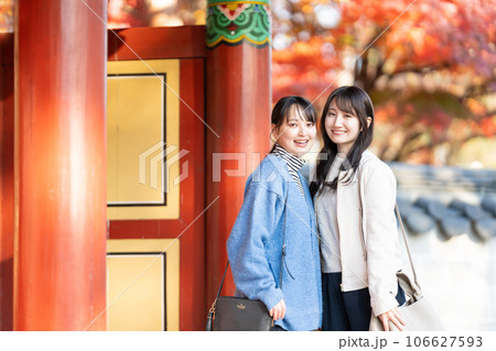 観光する若い女性 106627593